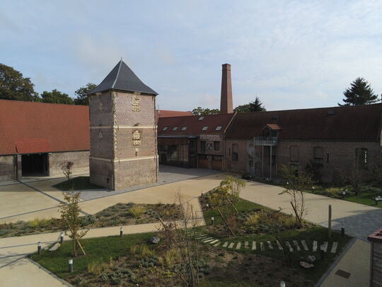 La cour rénovée de la ferme Jacquart avec son pigeonnier et l'école de musique.