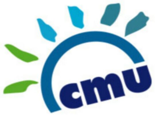 Logo CMU bleu, avec en chapeau un arc de cercle bleu sur lequel figure 6 flambeaux de couleur verte et bleu en dégradé.