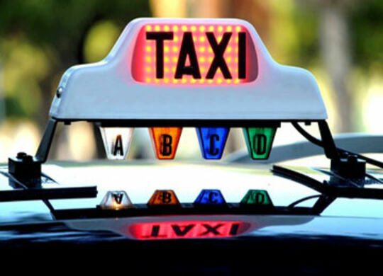 Panneau taxi lumineux sur un véhicule